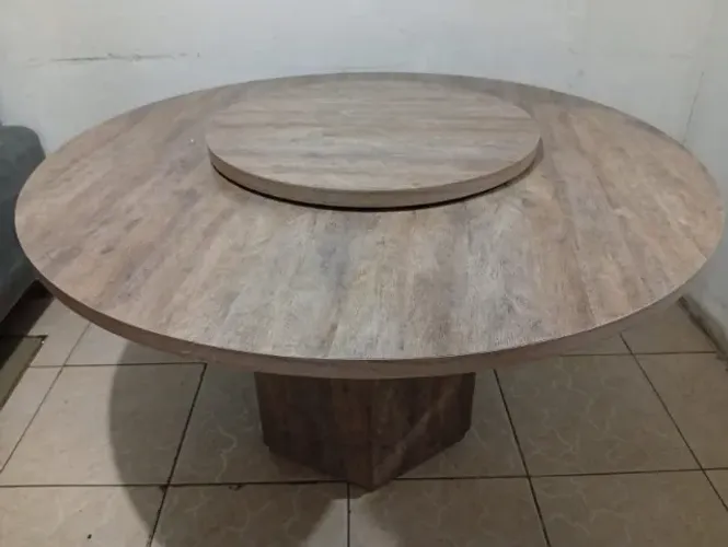 Mesa redonda com tampo giratório