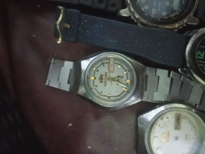Vendo 47 relógios 25 pulseiras 11 caixas e 13 tampas vendo como sucatas 