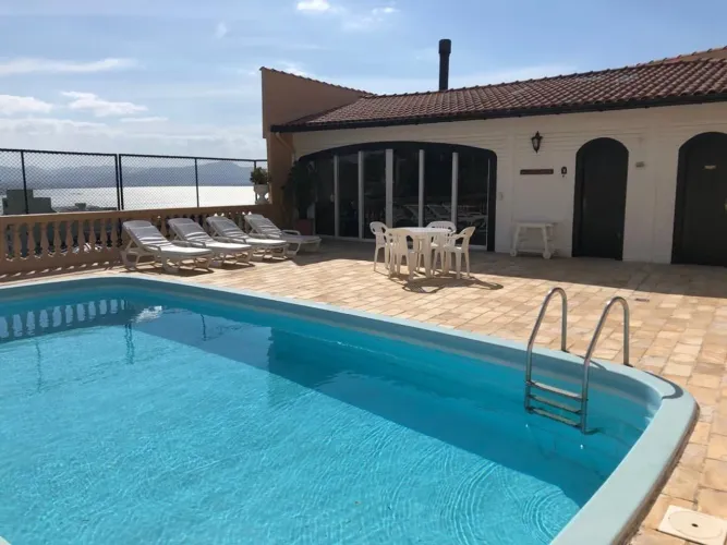 Casa com piscina e vista mar à venda no Centro de Florianópolis/SC.
