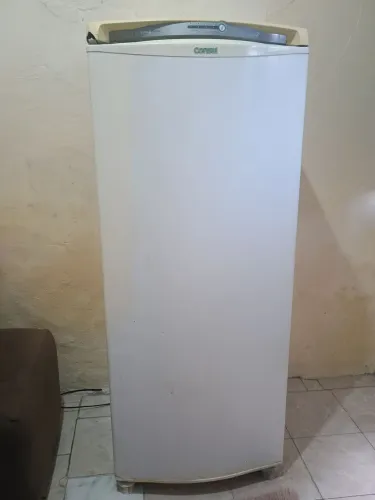 Geladeira apenas retirada de peças 