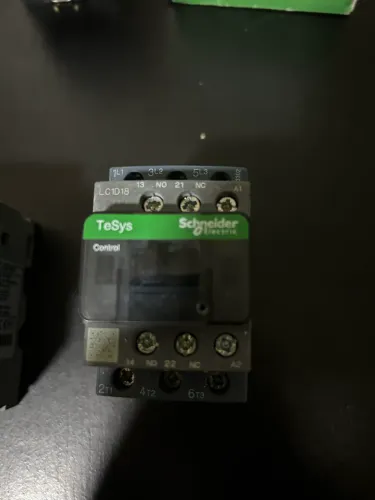 contator tripolar Schneider Electric, modelo LC1D18