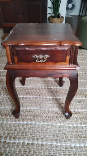 Mesa de cabeceira em madeira