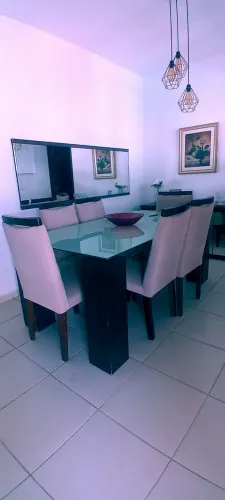 Mesa com cadeiras R$ 1.000,00 espelho 250,00 aparadoe150,00 cabeceira 100,00 poltrona 130,