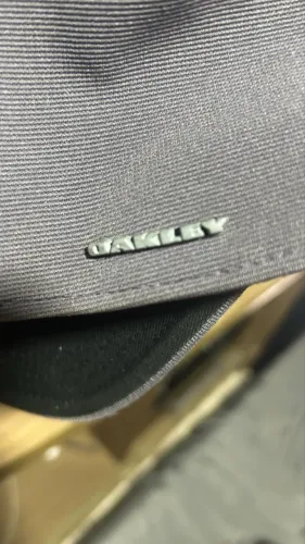boné oakley metal gasgan cinza xl