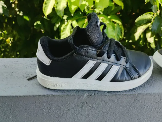 Tênis Adidas infantil Original, Tamanho 29