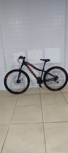 Bicileta muito conservada, apenas corrente precisando de manutenção