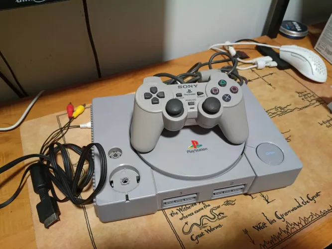 PS1 DESBLOQUEADO COM FONTE BIVOLT 100% FUNCIONAL