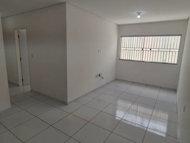 Alugo apartamentos com 3 quartos, sendo uma suíte, no Caminho do Sol. Térreo e 1° andar