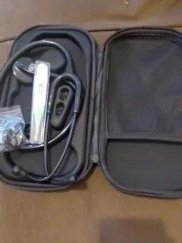 Vendo estetoscópio marca bic totalmente novo nunca usado. Termômetro e porta estetoscópio.