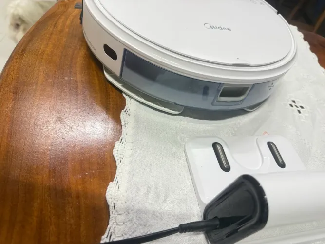 Robô aspira e passa pano