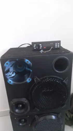 Vendo caixa trio residencial e pode usa no carro 