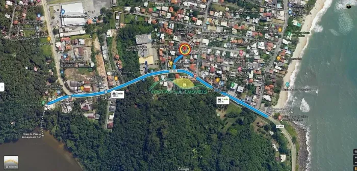 Terreno plano de 491,62m², com duas casas e em servidão sem saída, a 350 m da Praia do Mor