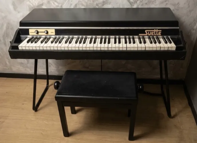 Piano Suette + Pedal + Suporte + Banqueta On-Stage