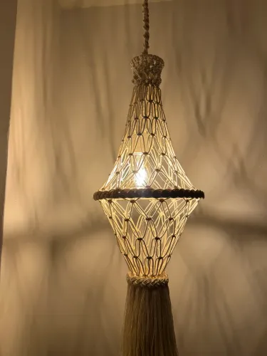 Luminária pendente de macramé formato diamante