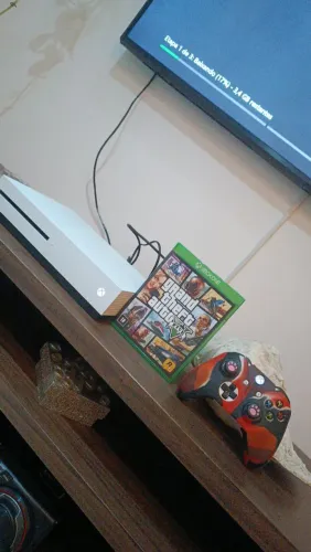 Xbox One S, 1 controle e GTA 5 original físico.