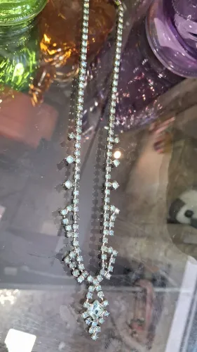 colar vintage de strass se destaca pelo pingente geométrico central com pedras
