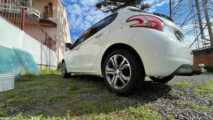 Peugeot 208 Allure 1.5 Flex 8V 5P 2014
