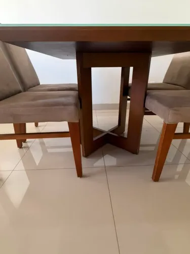 Mesa Jacaúna com 04 cadeiras de madeira