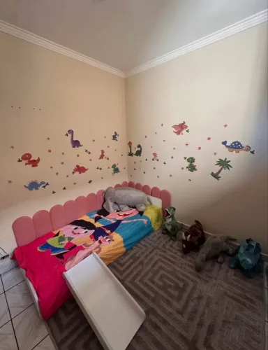 Cama montessori com escorrega 