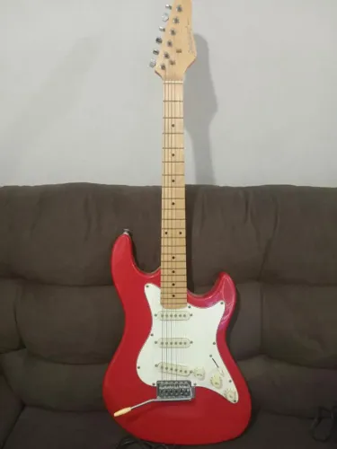 Guitarra strawberry c/ amplificador 