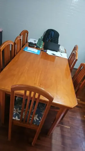 Mesa madeira maciça com 8 cadeiras estofadas