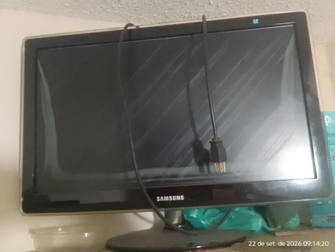 2 monitores 1 funcionando outro retirada de peças.