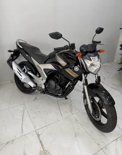 Vendo excelente moto fazer 250 10/11