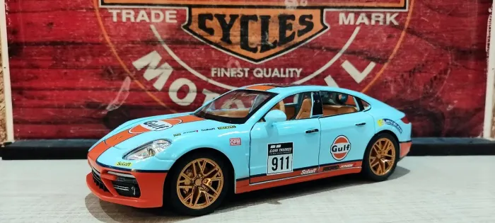 Miniatura Porsche Panamera Scala 1:24 Som&Luz