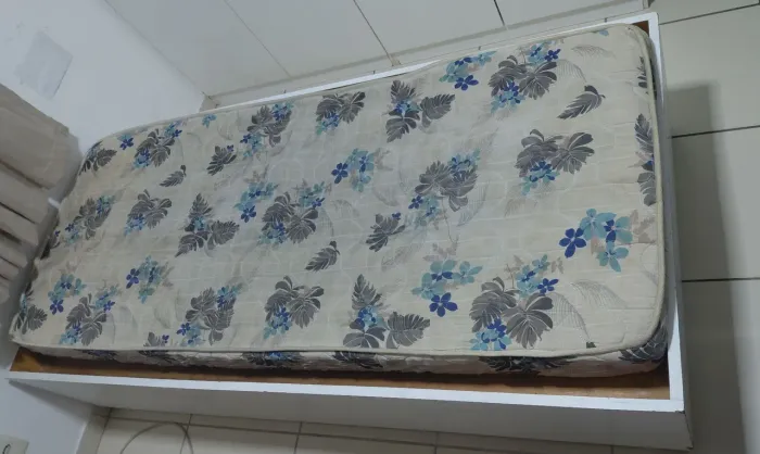 Vendo cama com colchão