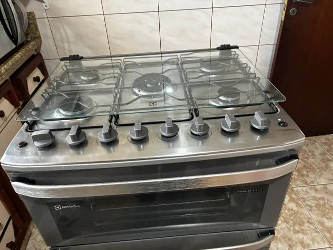 Desapego de fogão 5 bocas, forno elétrico e a gás.Menos de 2 anos de uso.