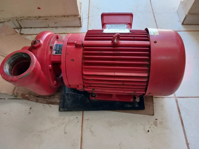 VENDO UMA BOMBA DE INCÊNDIO NOVA COM NOTA FISCAL DE 12,5 CV.