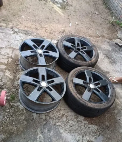 Rodao aro17 5x112 mm (5 furos com 112 mm de diâmetro).