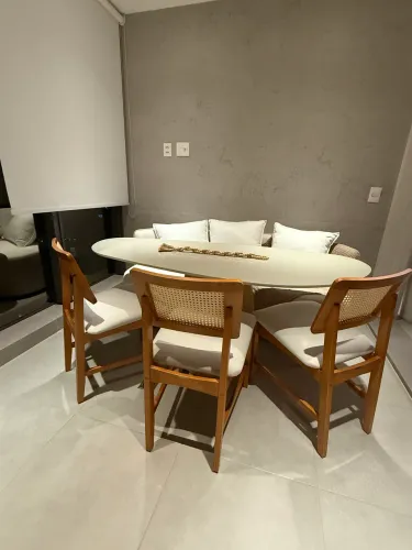 Vendo 3 cadeiras em madeira com estofado