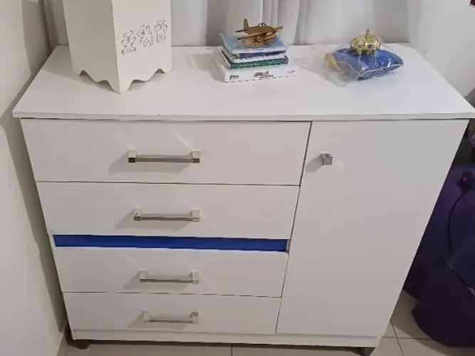 Cômoda, 4 gavetas, 1 porta branca seminova.