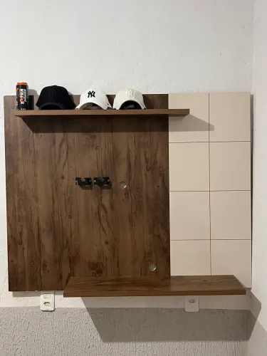 Painel de TV com Rack Suspenso e Nichos - Madeira e Branco
