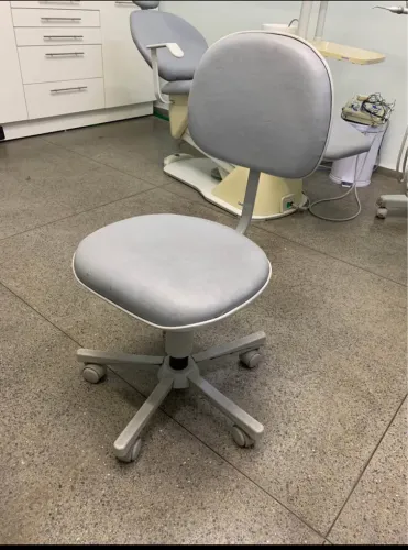 Suportes e cadeira odontológica