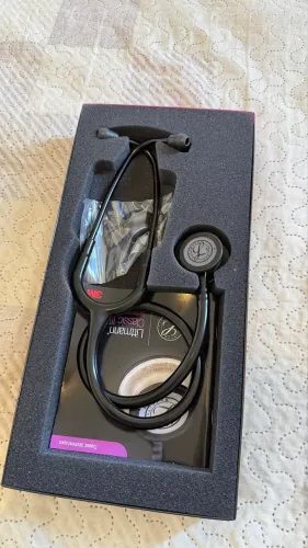Estetoscópio Littmann todo preto, em estado de novo.