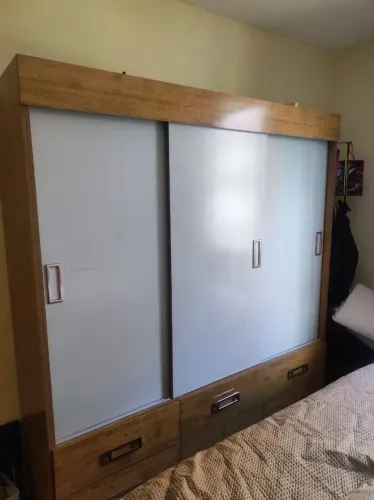 Guarda roupa 3 portas 5 gavetas excelente
