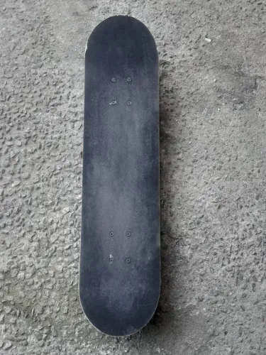 Skate e equipamentos de segurança usados