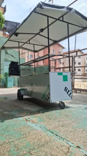 Carrinho de Lanches novo em (ACM)e(Alumínio) , cor Preto ( Equipado) no Plástico..