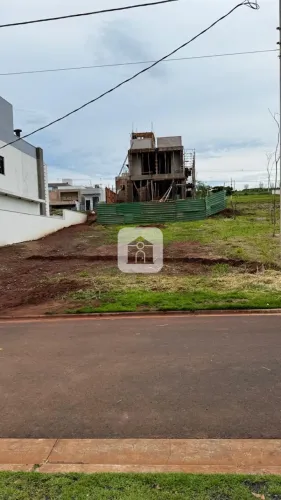 Terreno à venda em condomínio fechado no bairro Granja Marileusa