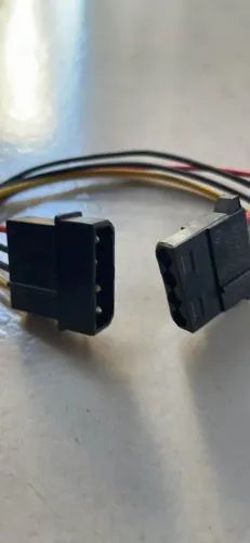 CABO ADAPTADOR DE ENERGIA DE 4 PINOS
