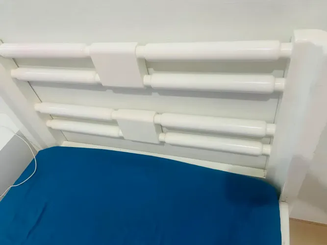 Cama de madeira pura