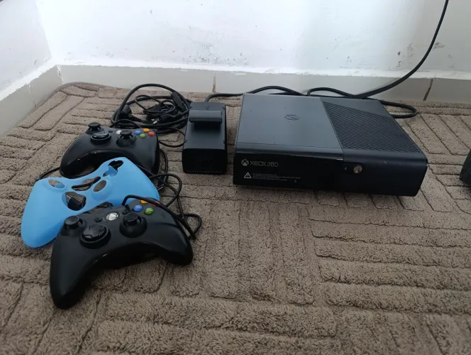 Xbox 360 Slim 250GB desbloqueado (Aurora/RGH), funcionando perfeitamente, com: