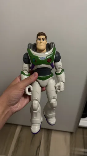 Buzz do filme lightyear versão traje comum