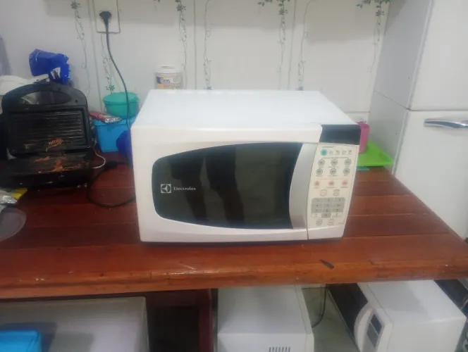 Vendo microondas Eletrolux 20 litros com garantia de 3 meses 