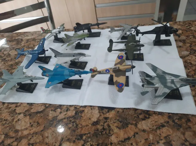 aviões Maisto colecionáveis