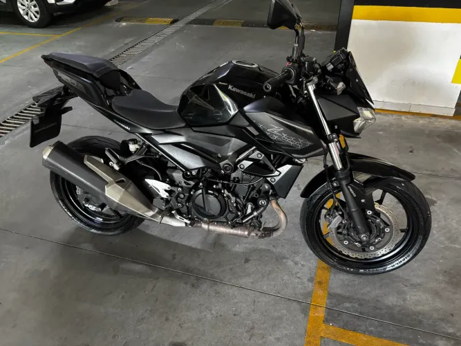 Kawasaki Z400 - Potência e visual que chama atenção por onde passa!