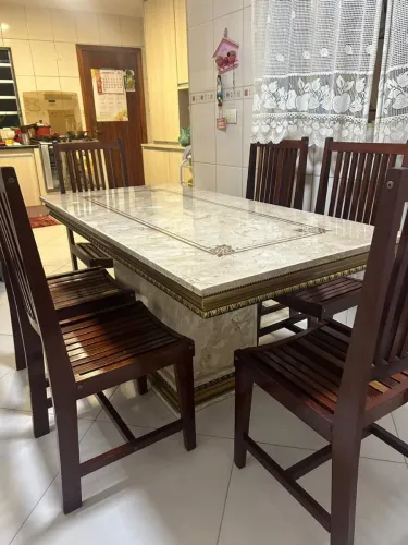 Mesa granito bege com 06 cadeiras maciças 