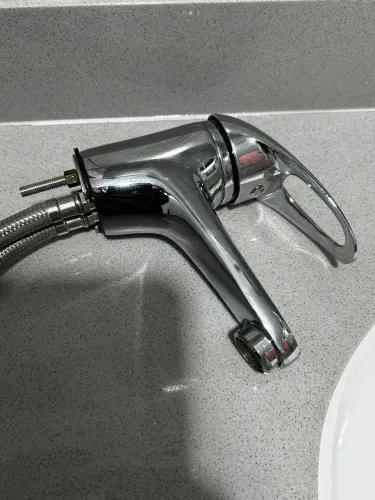 Torneira com duas saídas para água quente